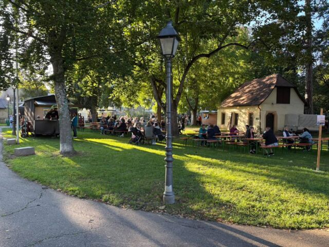 🍷 Wein am Schloss hat begonnen! 🏰
Kommt vorbei und genießt mit uns echte Leckerbissen:
🥨 Schnitzelweck
🍔 Maultaschen-Burger
🧀 Käsewürfel im Glas
… und vieles mehr!

👉 Schnappt euch Freunde & Familie und lasst uns gemeinsam einen tollen Abend am Schloss verbringen – wir freuen uns auf euch! 🎶🍷✨