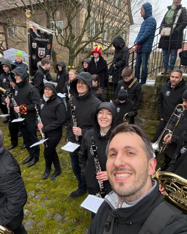 🎭🎺 Urzelntag 2026 – Wenn selbst das Wetter närrisch wird! 🌧️😄

Was für ein Tag! Beim Urzelntag 2026 haben wir dem Regen getrotzt, die Instrumente gestimmt und mit jeder Menge guter Laune für Stimmung gesorgt. 🥳🎶

Zwischen Narrenkappen, bunten Hüten und klirrenden Klängen haben wir gezeigt:
👉 Blasmusik wärmt von innen
👉 Gemeinschaft ist das schönste Kostüm
👉 Und ein Lächeln passt zu jedem Outfit 😄

Danke an alle Urzeln, Zuhörer und Unterstützer – ihr habt diesen Tag wieder einmal super gemacht! 🖤🎺 urzelnzunft Urzelnzunft Sachsenheim e.V.

#Urzelntag2026 #NärrischUnterwegs #BlasmusikImRegen #GemeinsamStark #FasnetLiebe #Musikverbindet